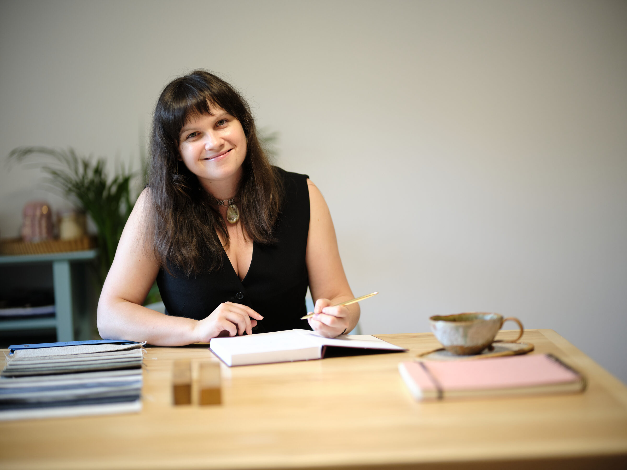 Patrycja Duda przy pracy w swojej pracowni projektowej